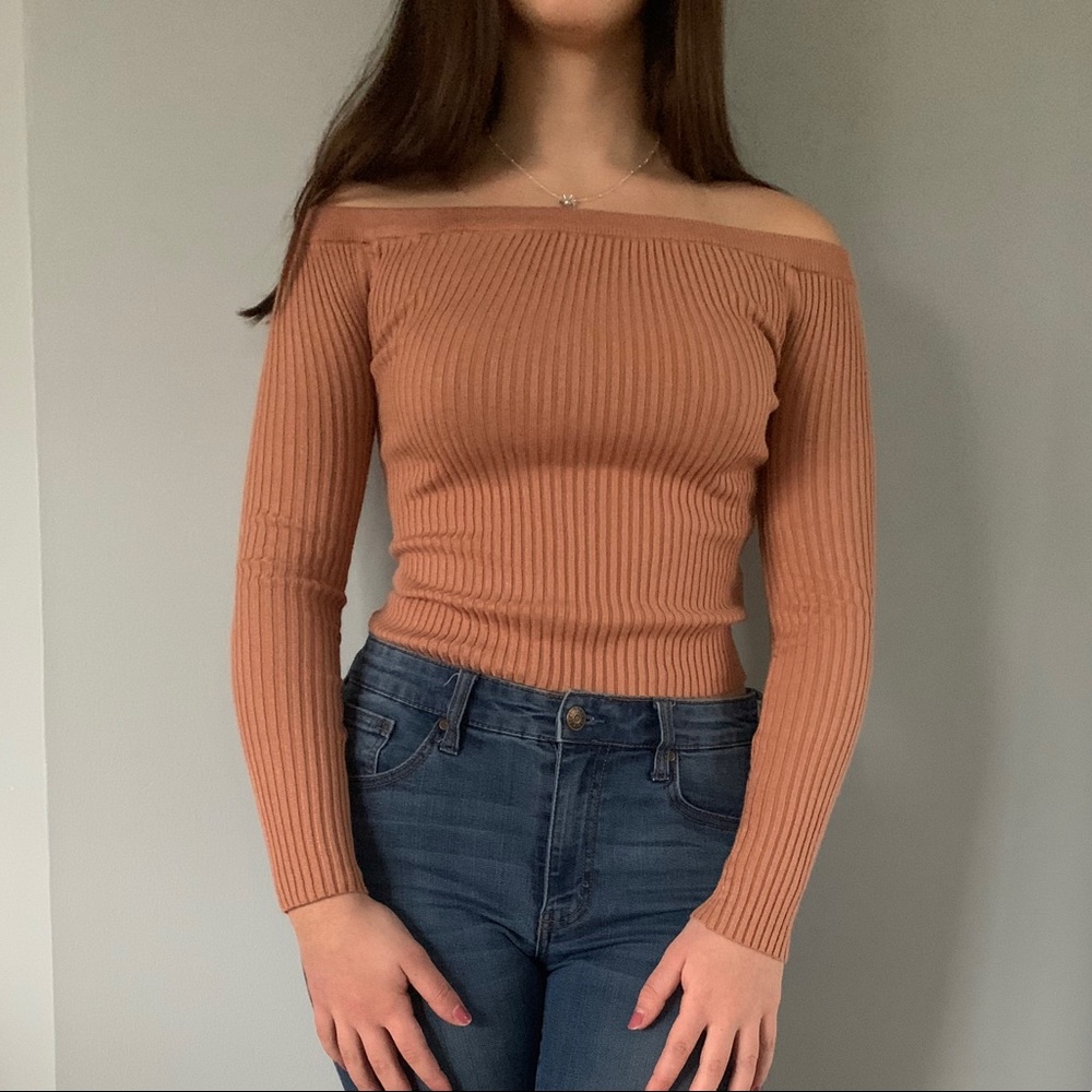 Strapless and fitted shirt